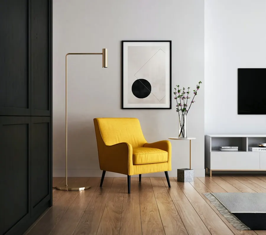 Salón luminoso de una vivienda con sillón amarillo