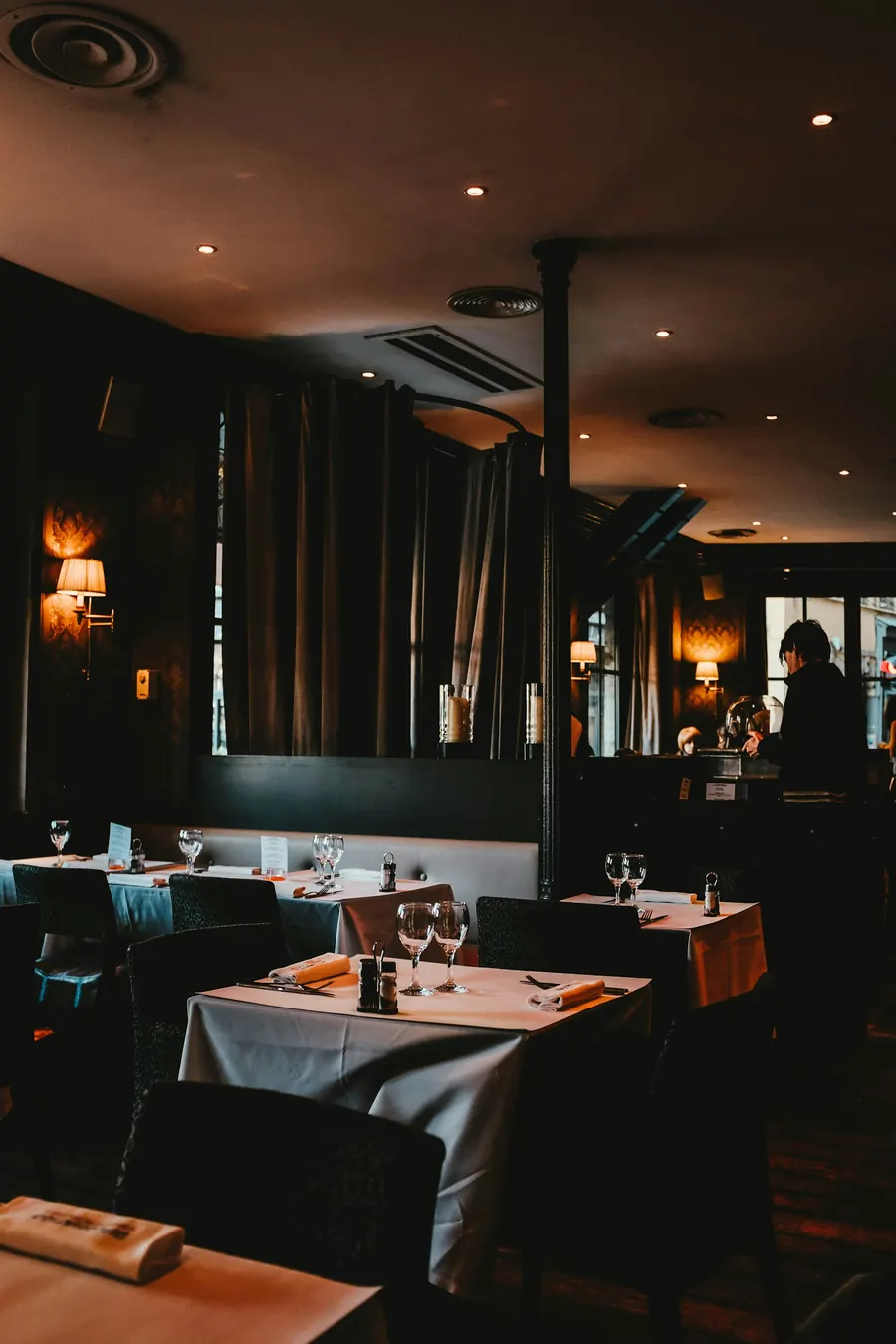 Sala de un restaurante con mesas preparadas y luz cálida